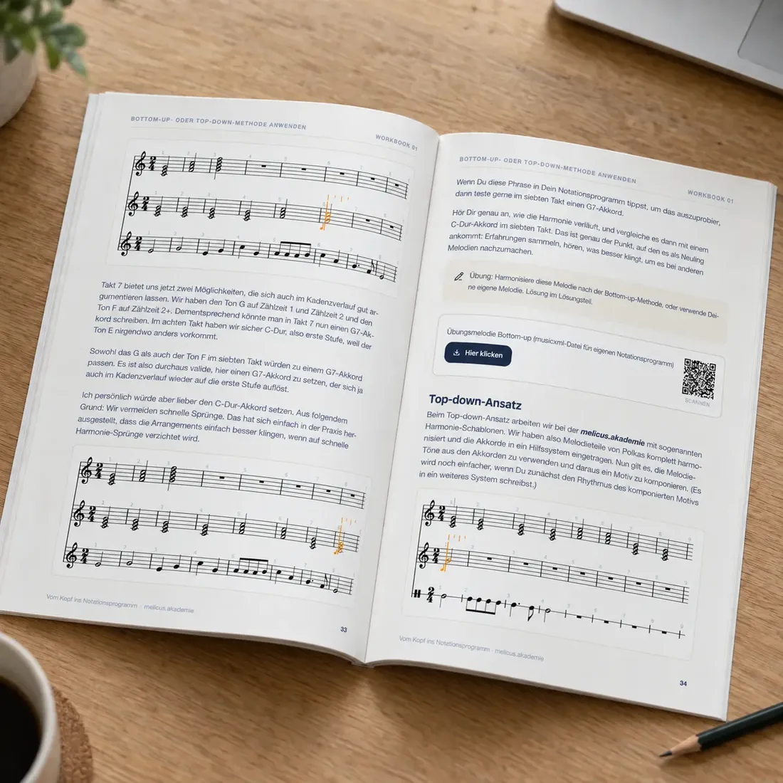 Aufgeschlagenes Workbook mit Notenbeispielen zur Bottom-up- und Top-down-Methode