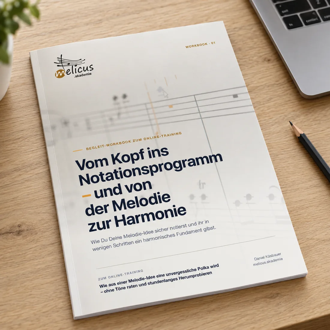Das Workbook „Vom Kopf ins Notationsprogramm und von der Melodie zur Harmonie“ auf einem Schreibtisch