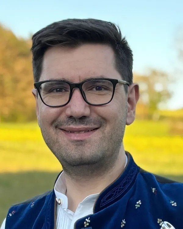 Daniel Käsbauer in Tracht mit Flügelhorn
